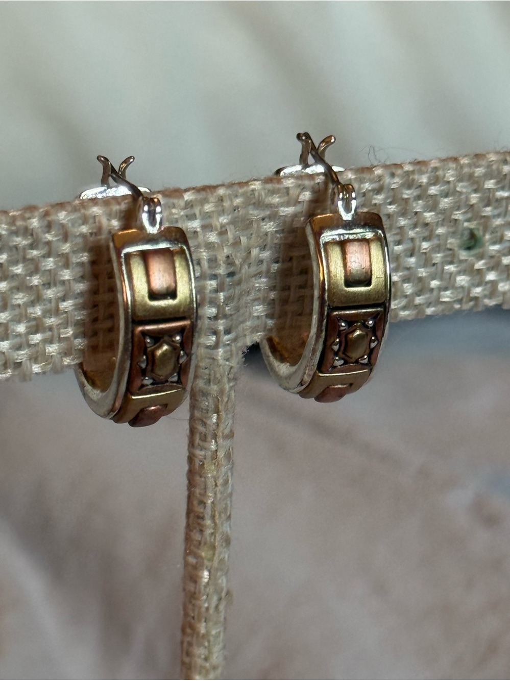 VINTAGE SIGNED "LC" LIZ CLAIBORNE COPPERTONE SILVERTONE INLAY HOOP EARRINGS.
